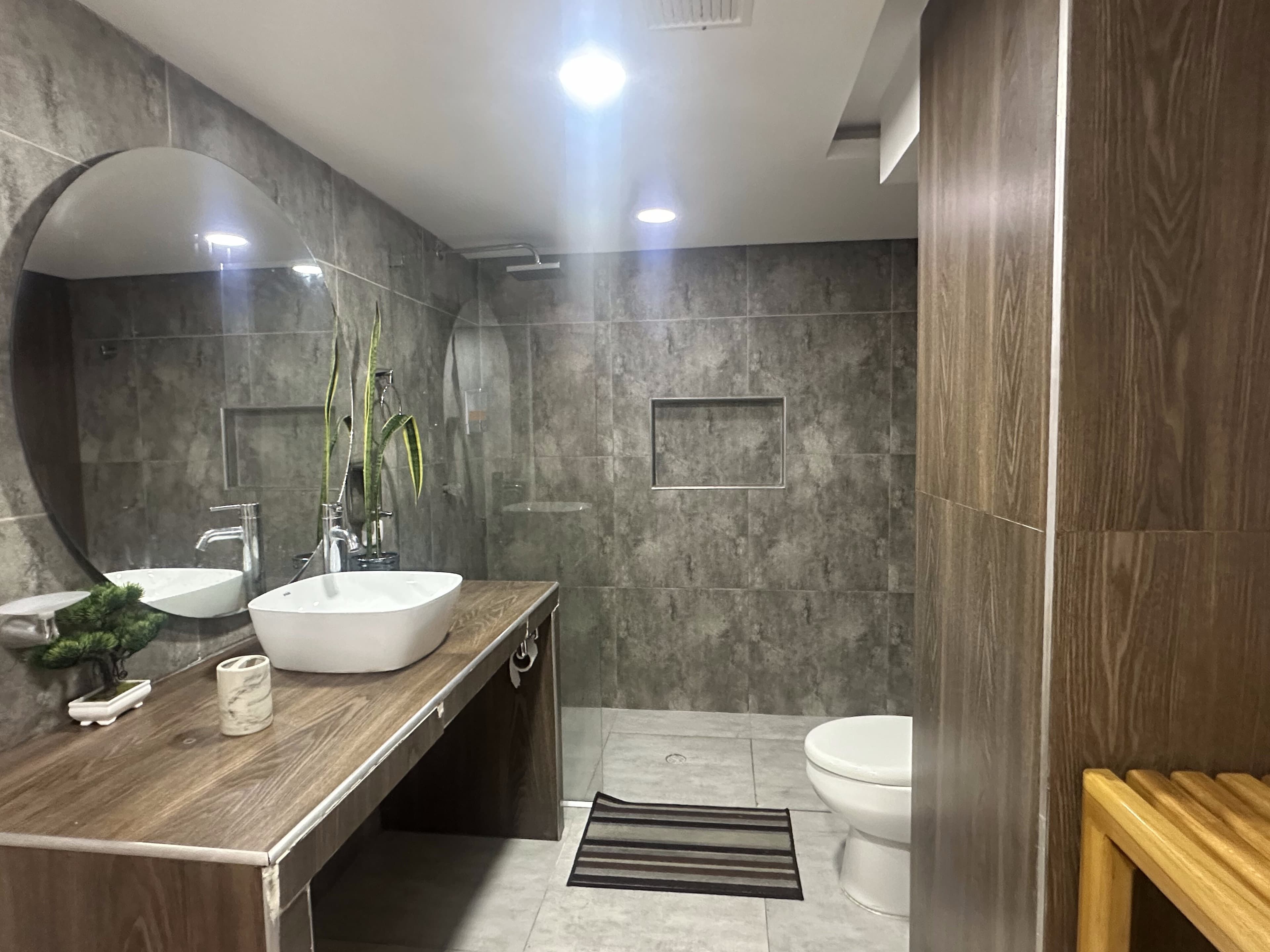 Main bathroom with modern finishes