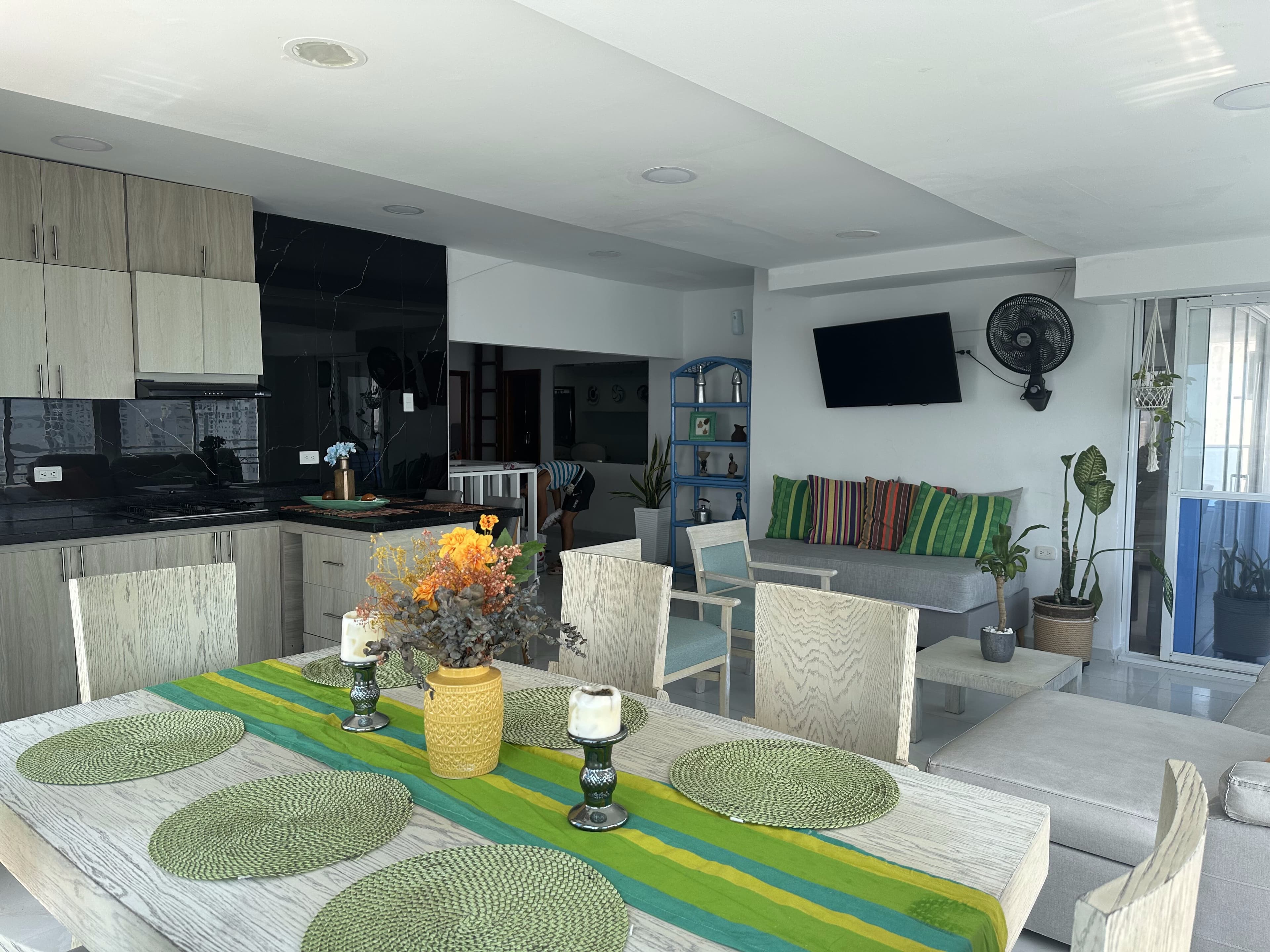 Fully equipped kitchen and dining area